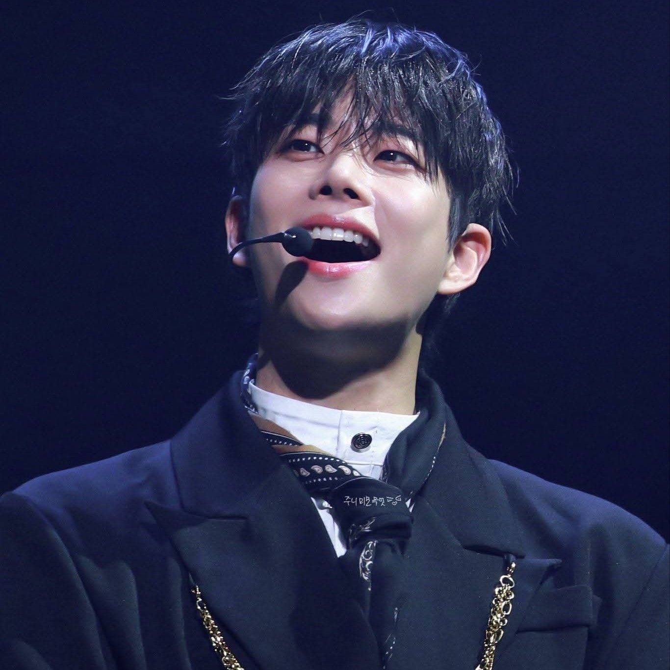 A moment captured by MJ (ASTRO)'s fan