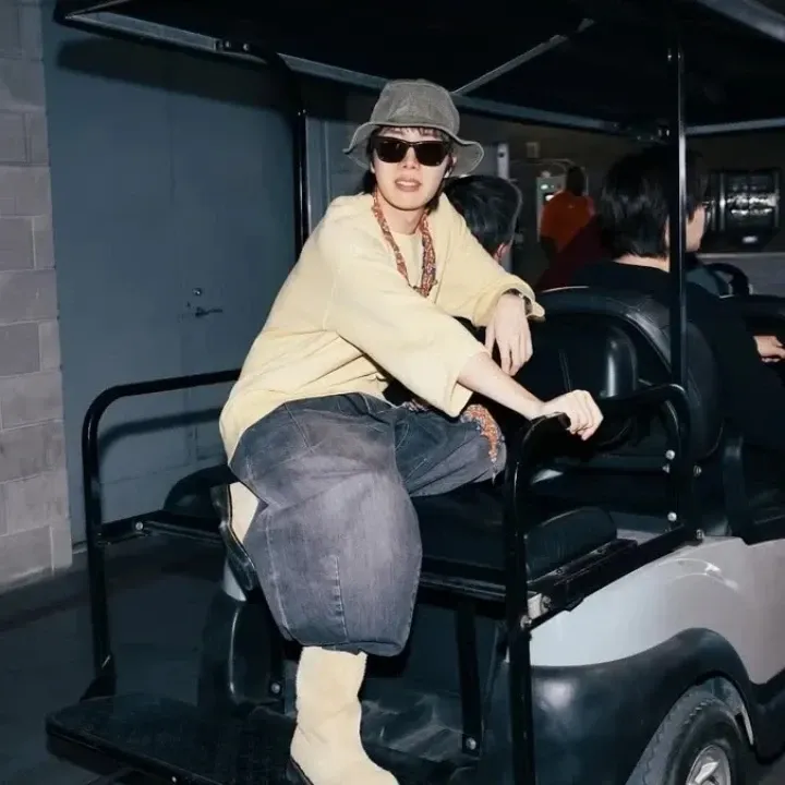Foto terbaru j-hope (BTS)