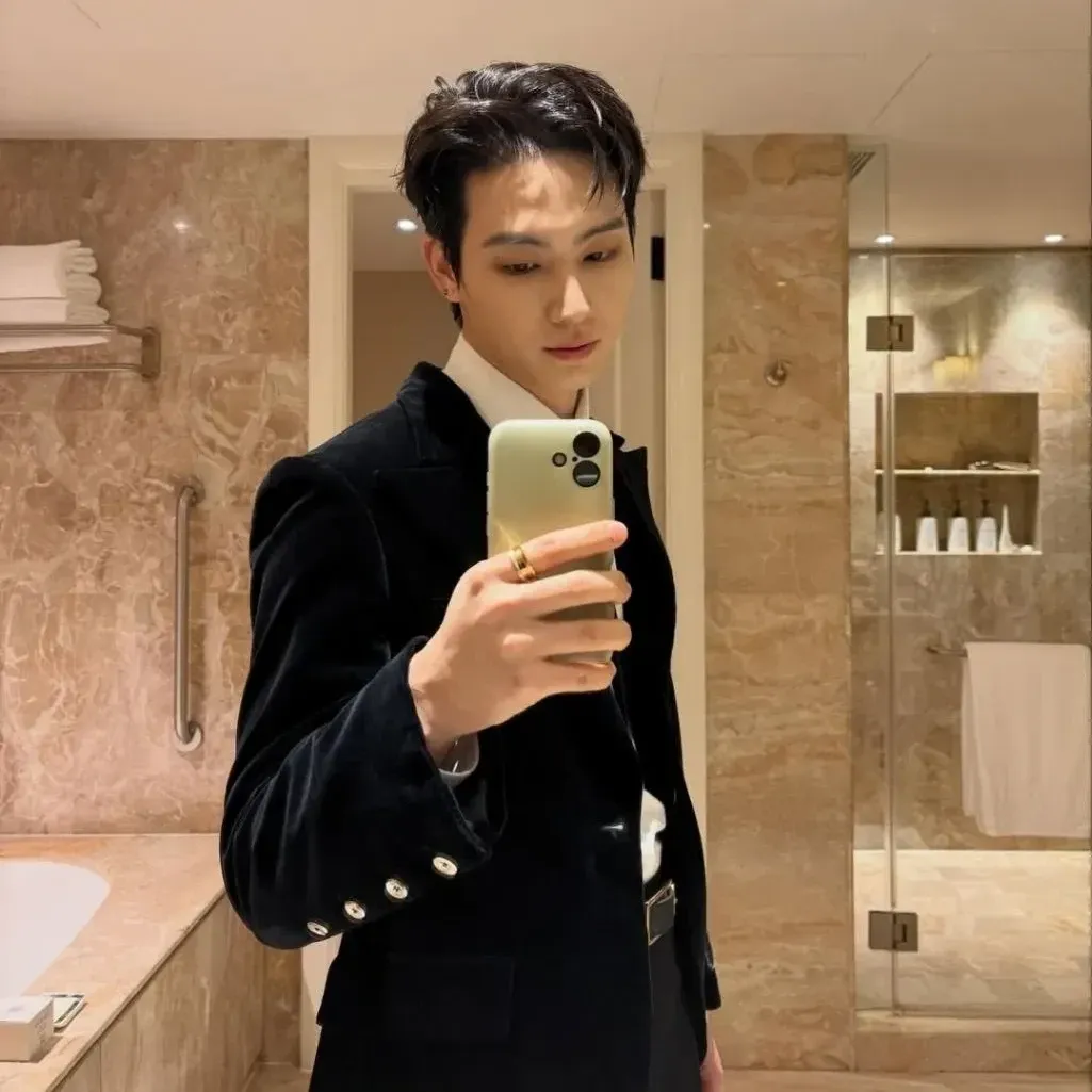 Recent activity shot of JAY B (GOT7)