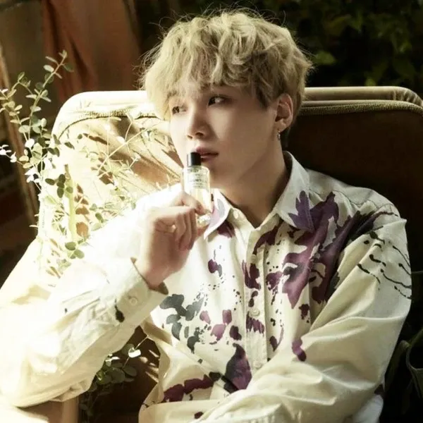 Foto aktivitas terbaru SUGA (BTS)