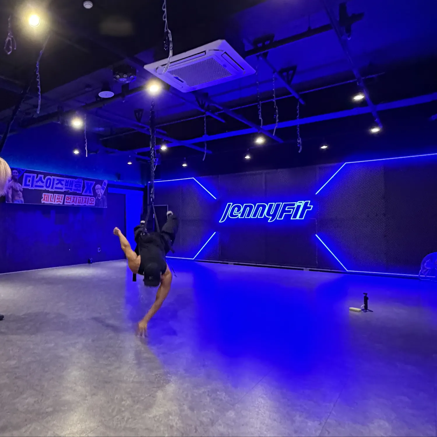 Behind-the-scenes cut of Baekho