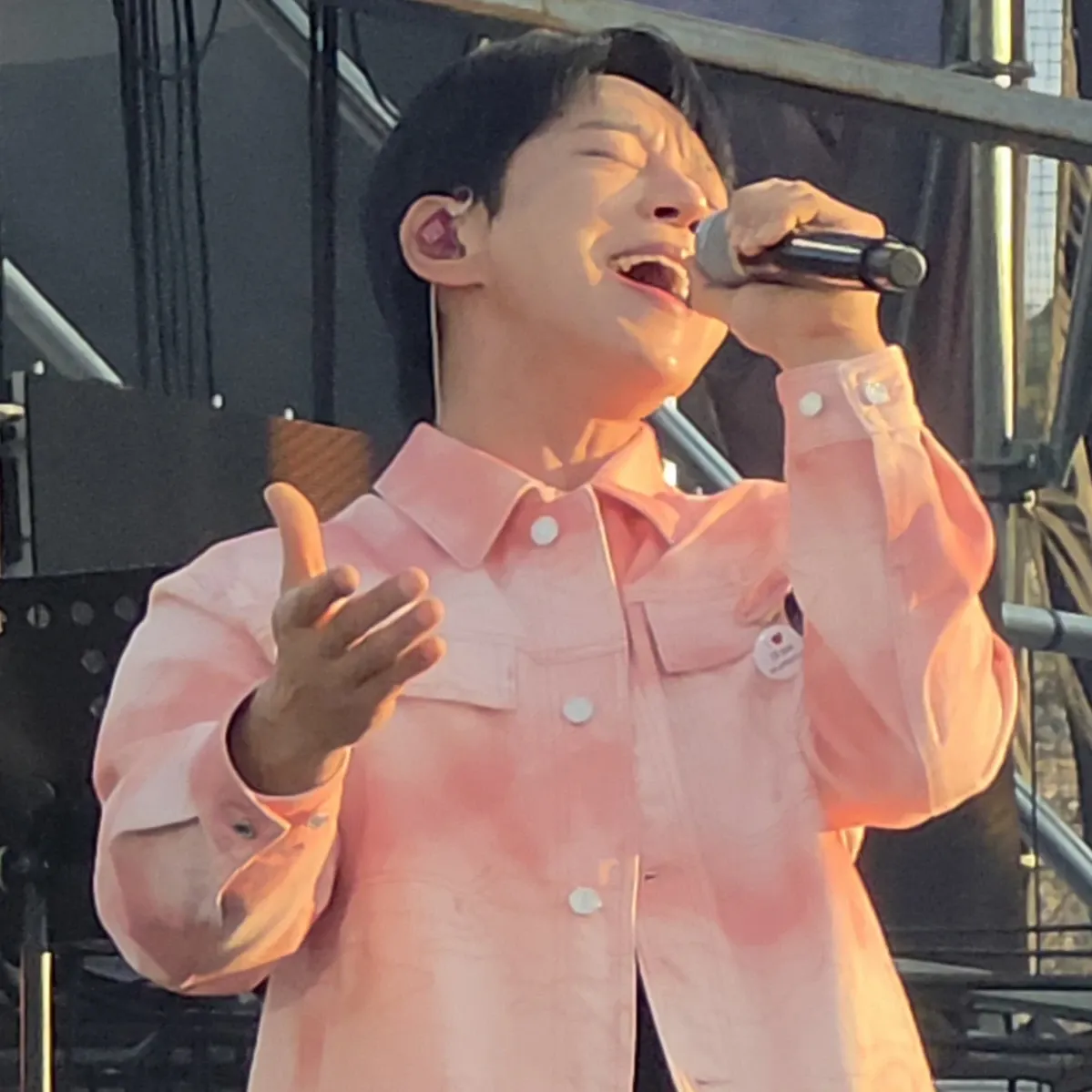 A moment captured by Hwang Chiyeol's fan