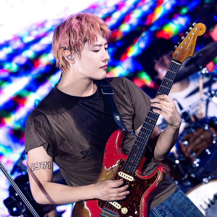 Behind-the-scenes cut of WOODZ