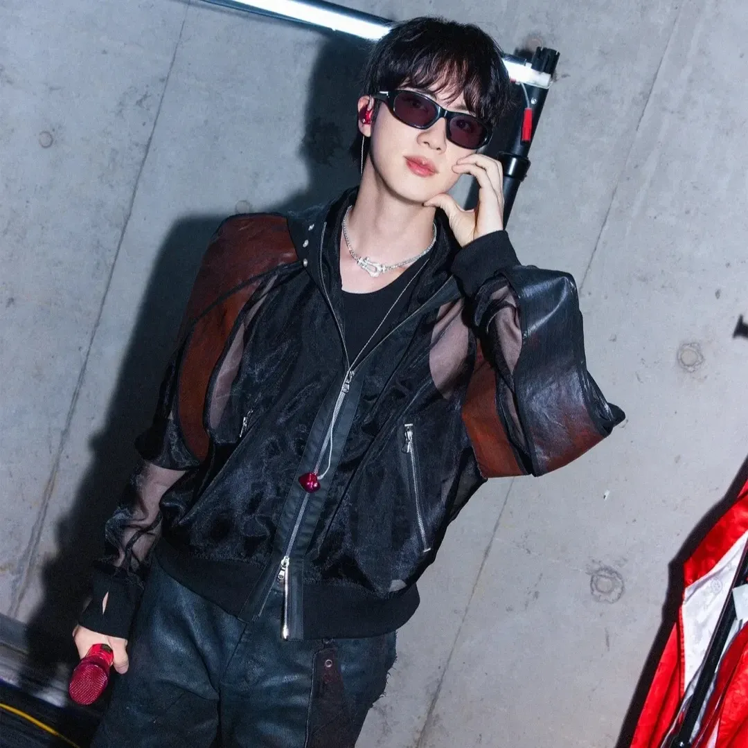 Foto aktivitas terbaru Jin (BTS)