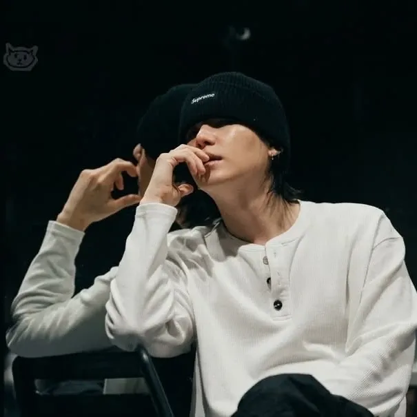 Foto aktivitas terbaru SUGA (BTS)
