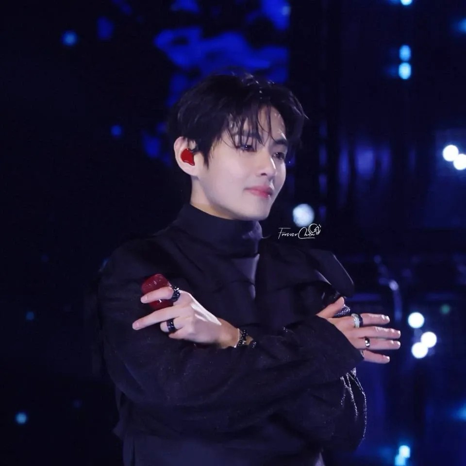 Foto aktivitas terbaru V (BTS)