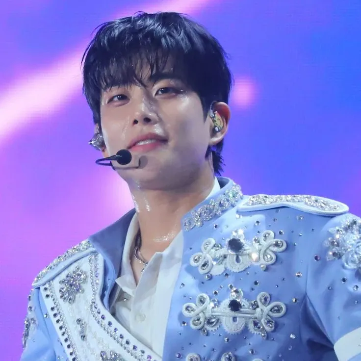 A moment captured by MJ (ASTRO)'s fan