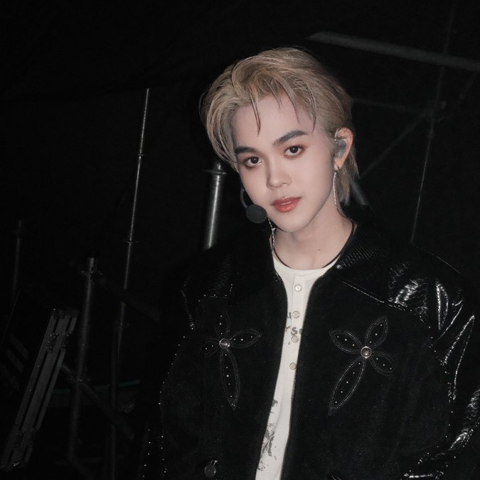 A moment captured by THI-O (NexT1DE)'s fan