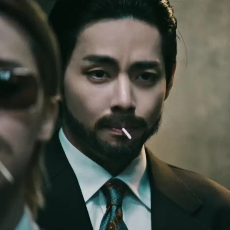 Behind-the-scenes cut of V (BTS)