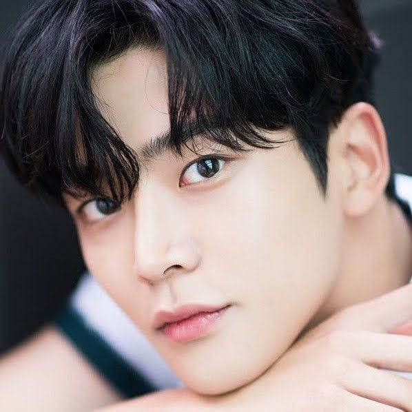 Behind-the-scenes cut of Rowoon