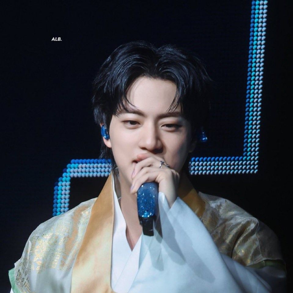 Momen yang diabadikan oleh penggemar Jin (BTS)