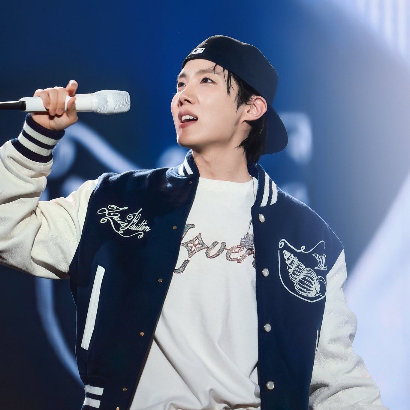 Foto aktivitas terbaru j-hope (BTS)