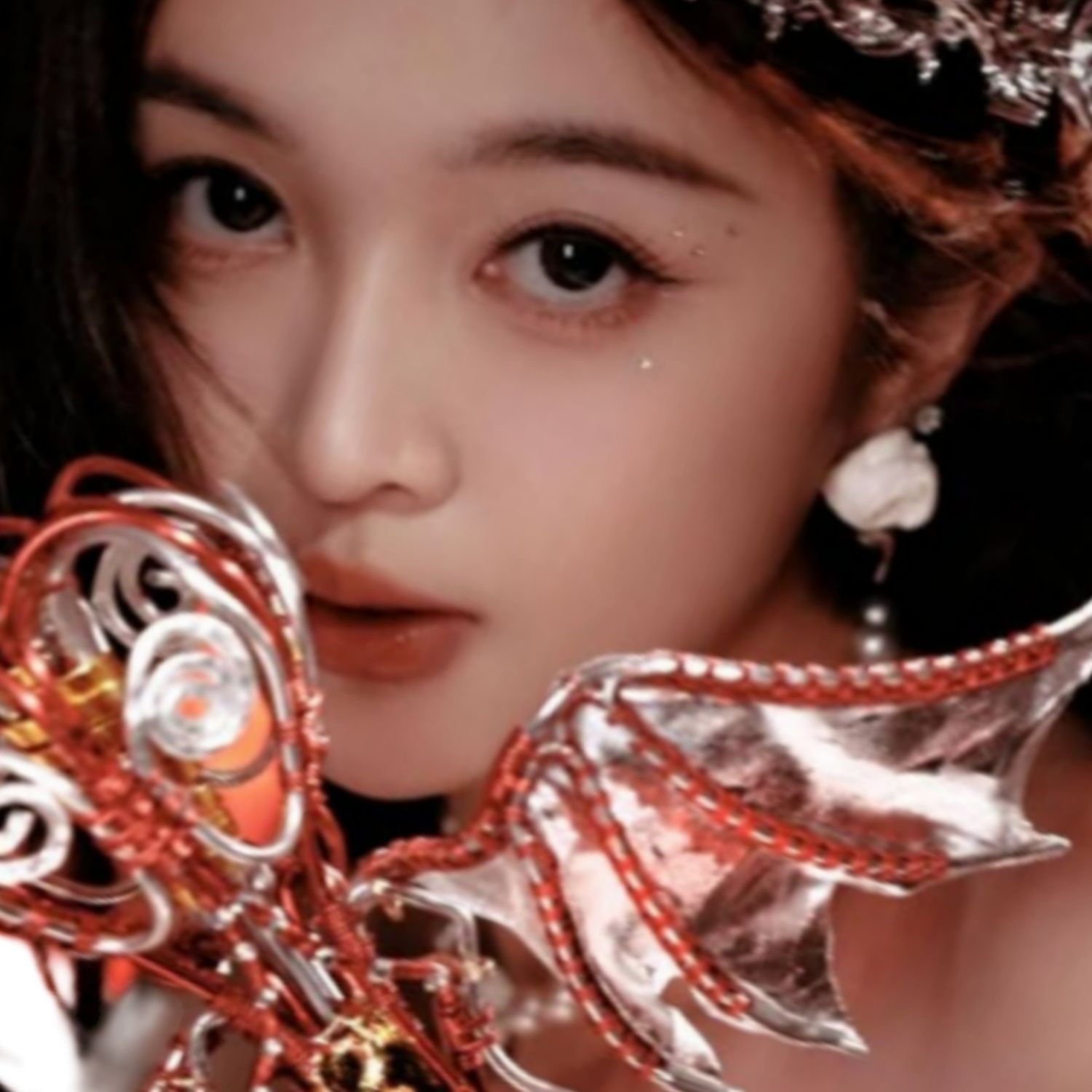 A moment captured by Wu Xuanyi's fan