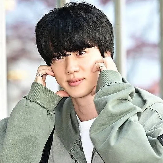 Momen yang diabadikan oleh penggemar Jin (BTS)