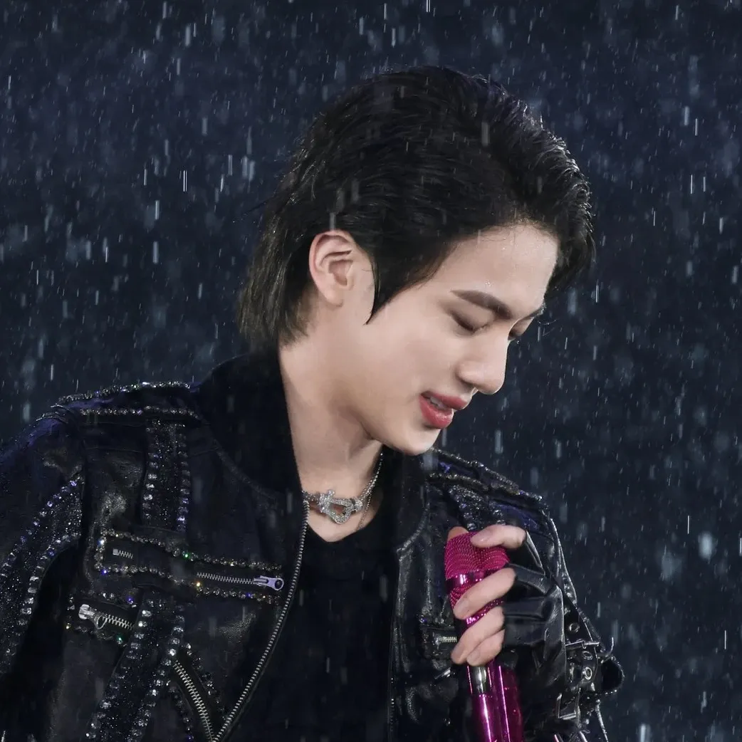 Momen yang diabadikan oleh penggemar Jin (BTS)