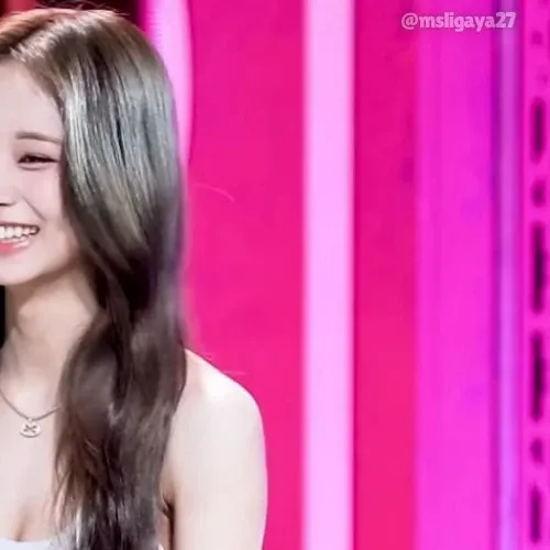 Momen yang diabadikan oleh penggemar Tzuyu (TWICE)