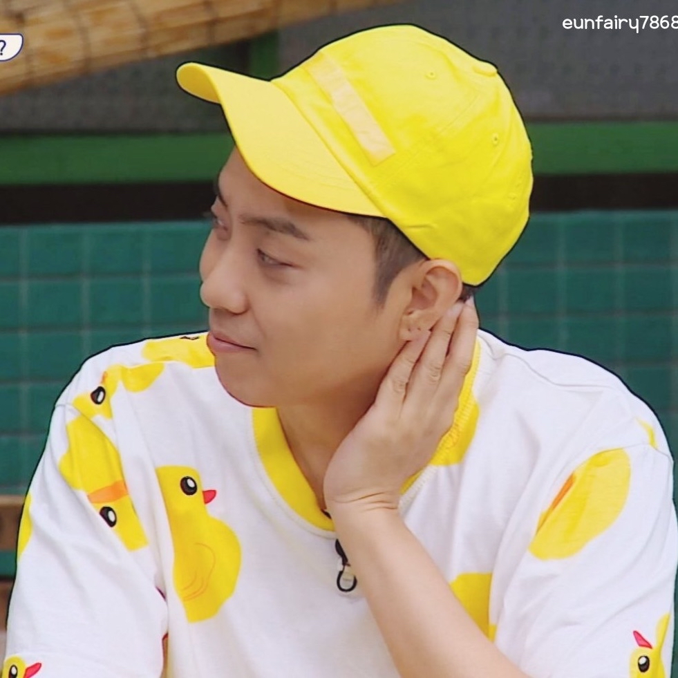 A moment captured by SECHSKIES's fan