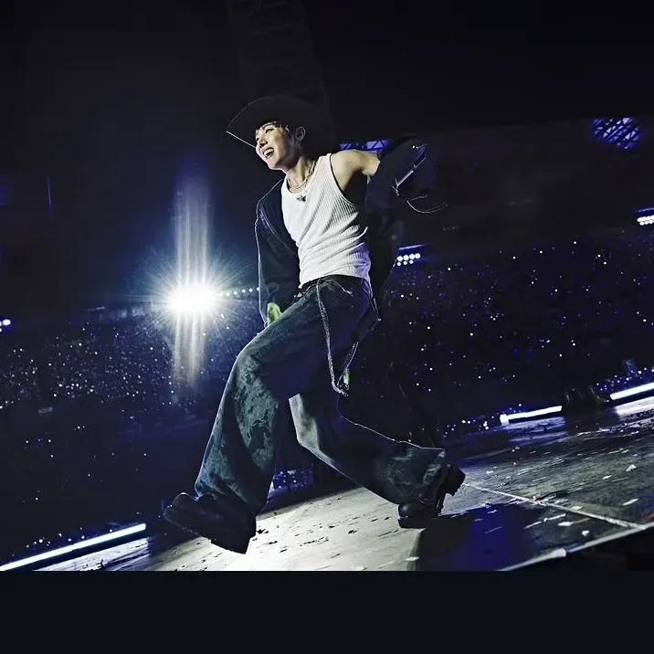 Foto aktivitas terbaru j-hope (BTS)