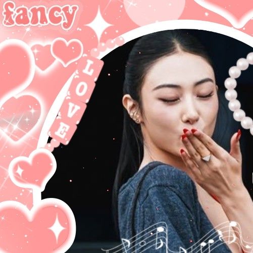 A moment captured by Gawon (MEOVV)'s fan