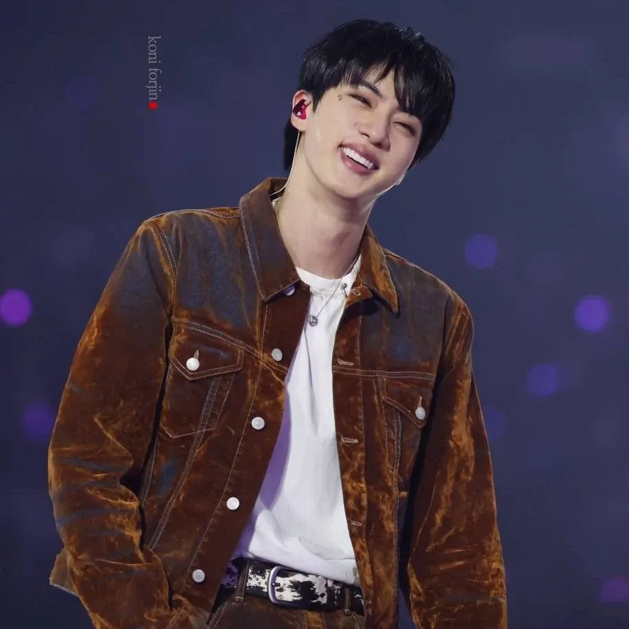 Momen yang diabadikan oleh penggemar Jin (BTS)