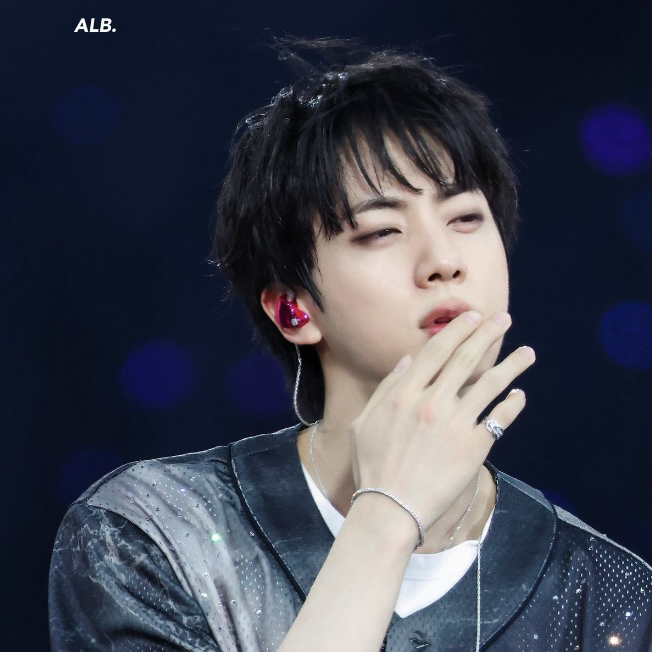 Foto aktivitas terbaru Jin (BTS)
