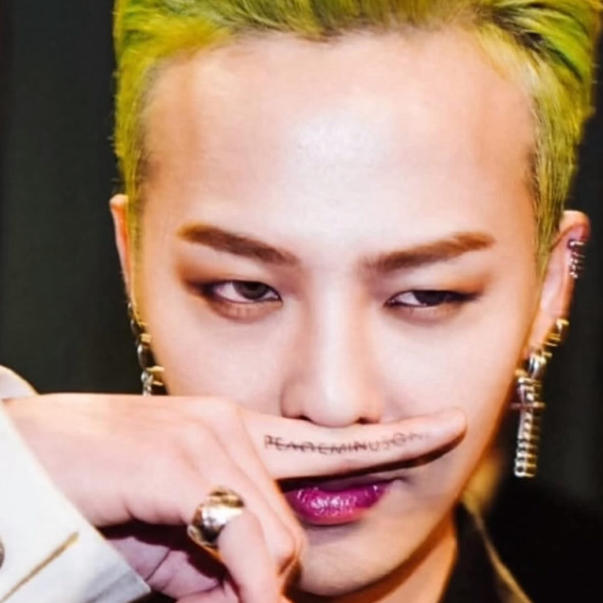 Momen yang diabadikan oleh penggemar G-DRAGON (BIGBANG)