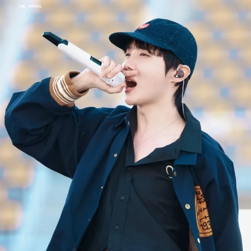 Foto aktivitas terbaru j-hope (BTS)