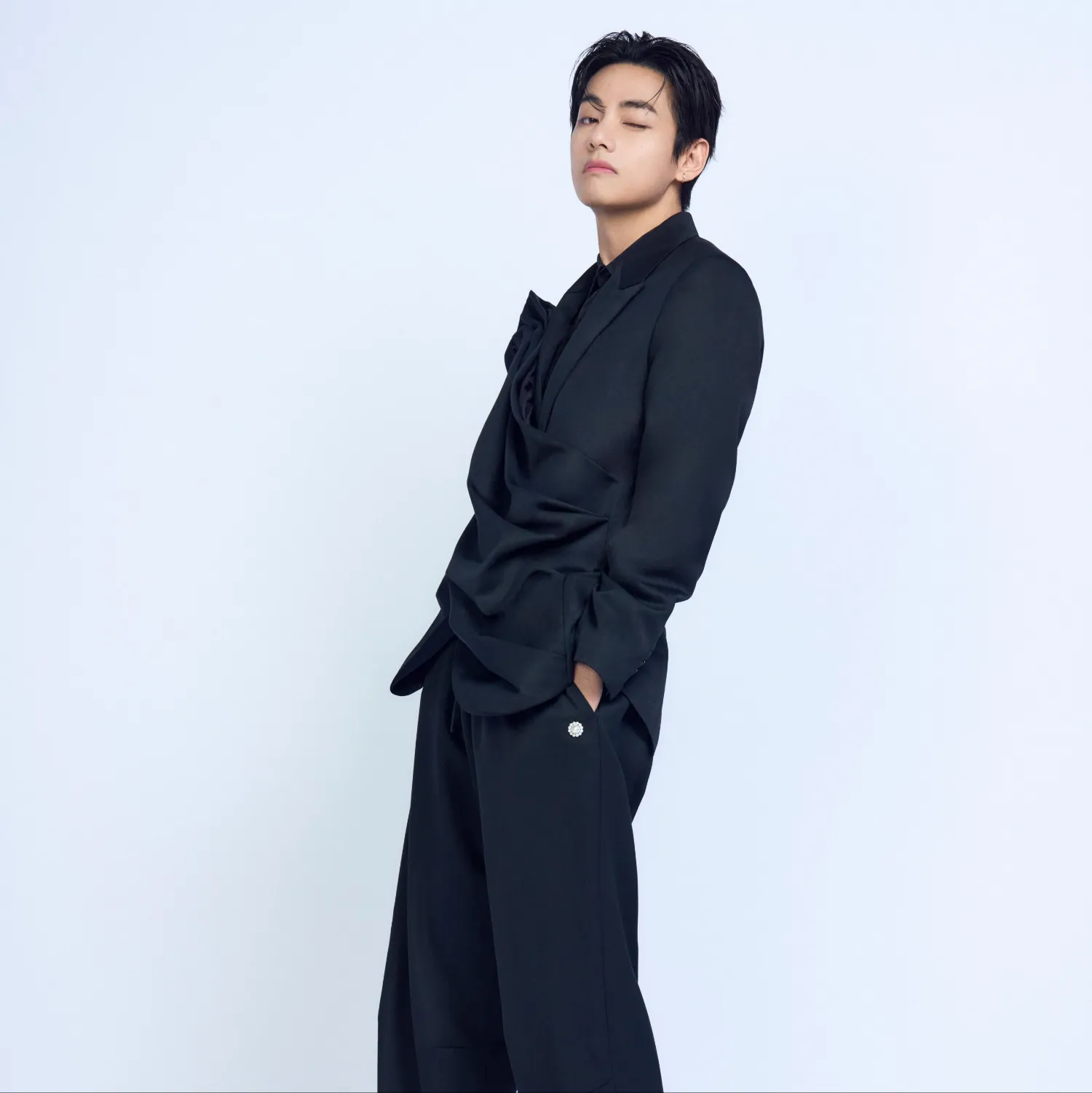 Behind-the-scenes cut of V (BTS)