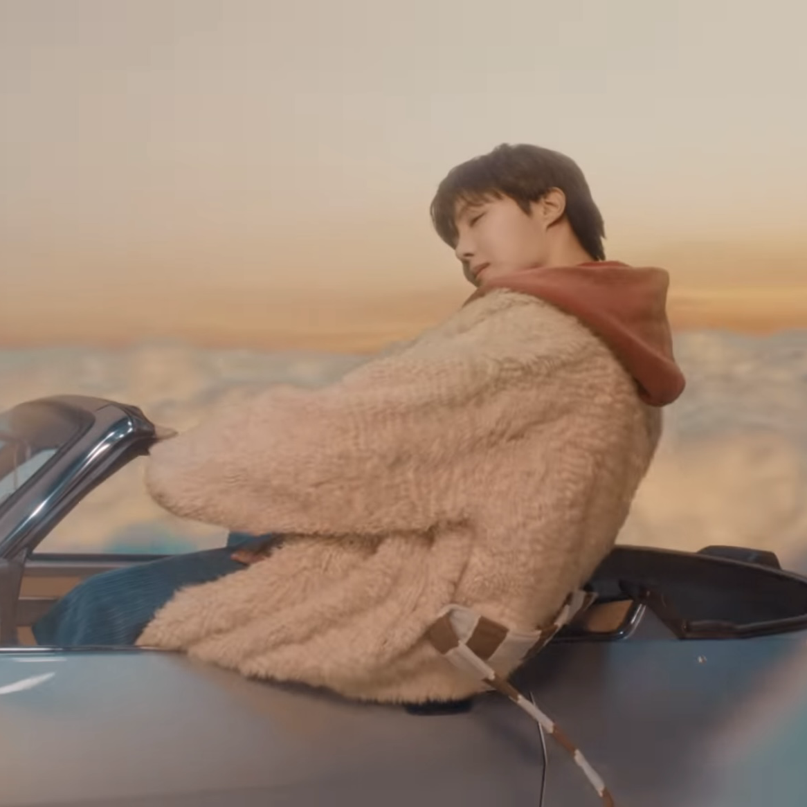 Foto aktivitas terbaru j-hope (BTS)