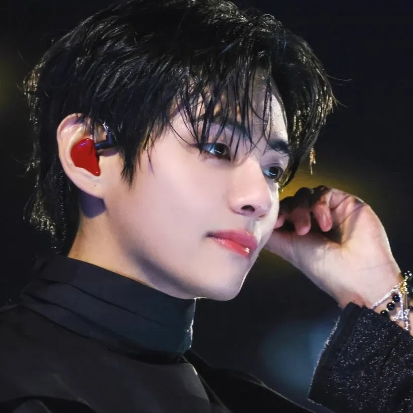 Behind-the-scenes cut of V (BTS)