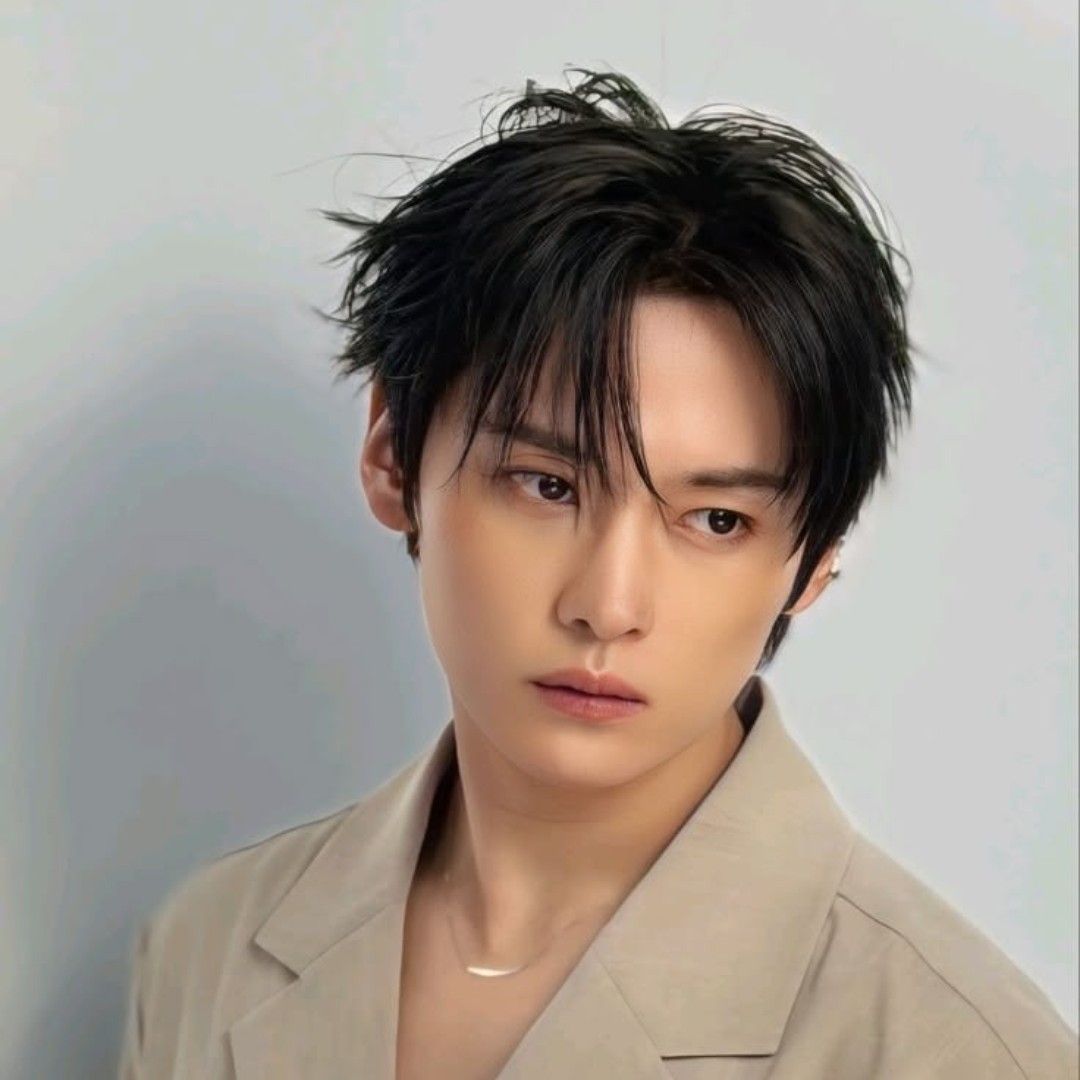 Behind-the-scenes cut of Lee Know (Stray Kids)