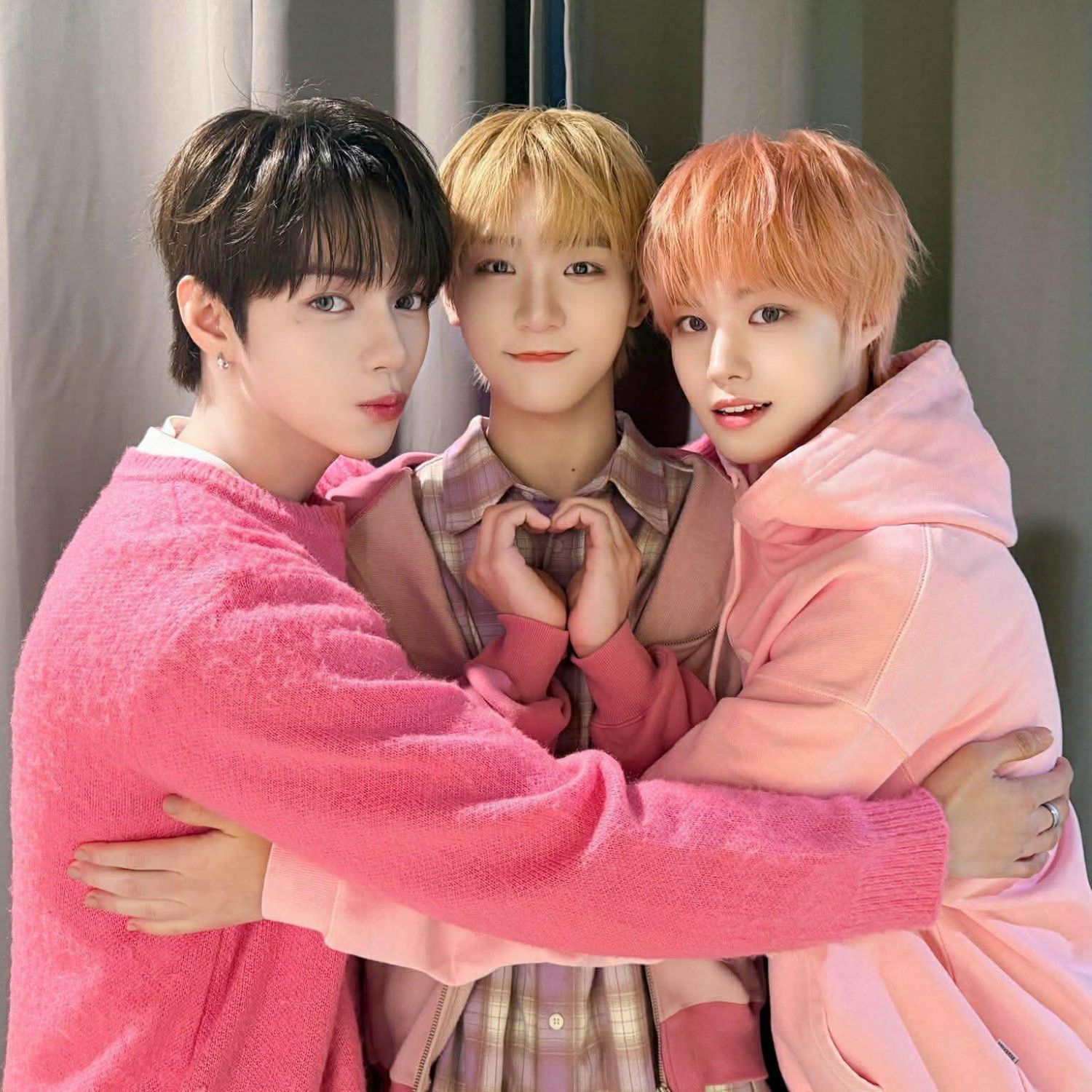 A moment captured by JL (AHOF)'s fan