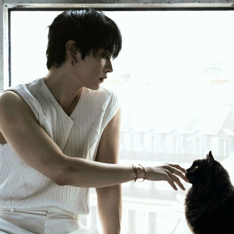 Behind-the-scenes cut of Lee Know (Stray Kids)