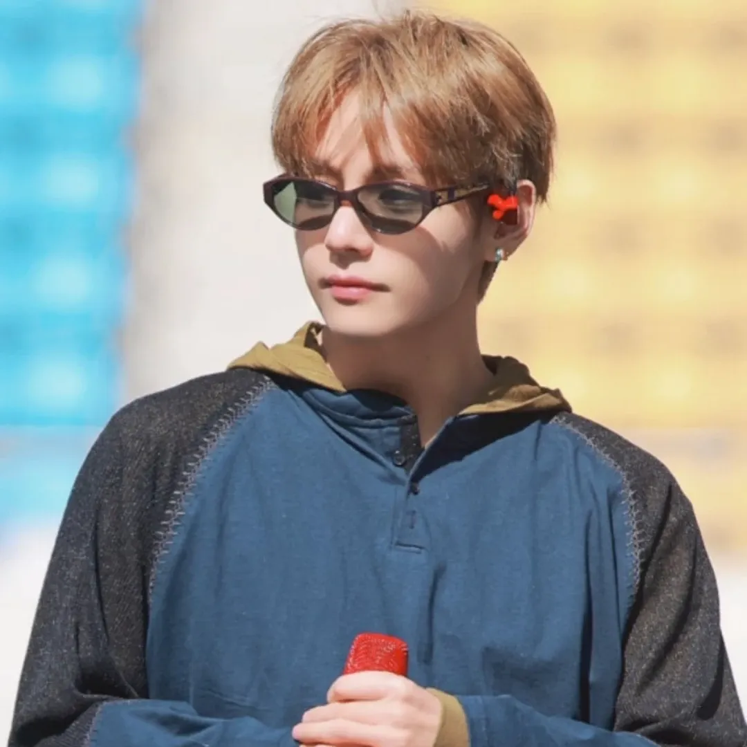 뷔 (방탄소년단)의 최신 사진