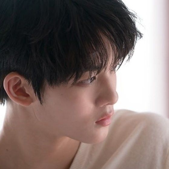 Behind-the-scenes cut of Bae Jinyoung
