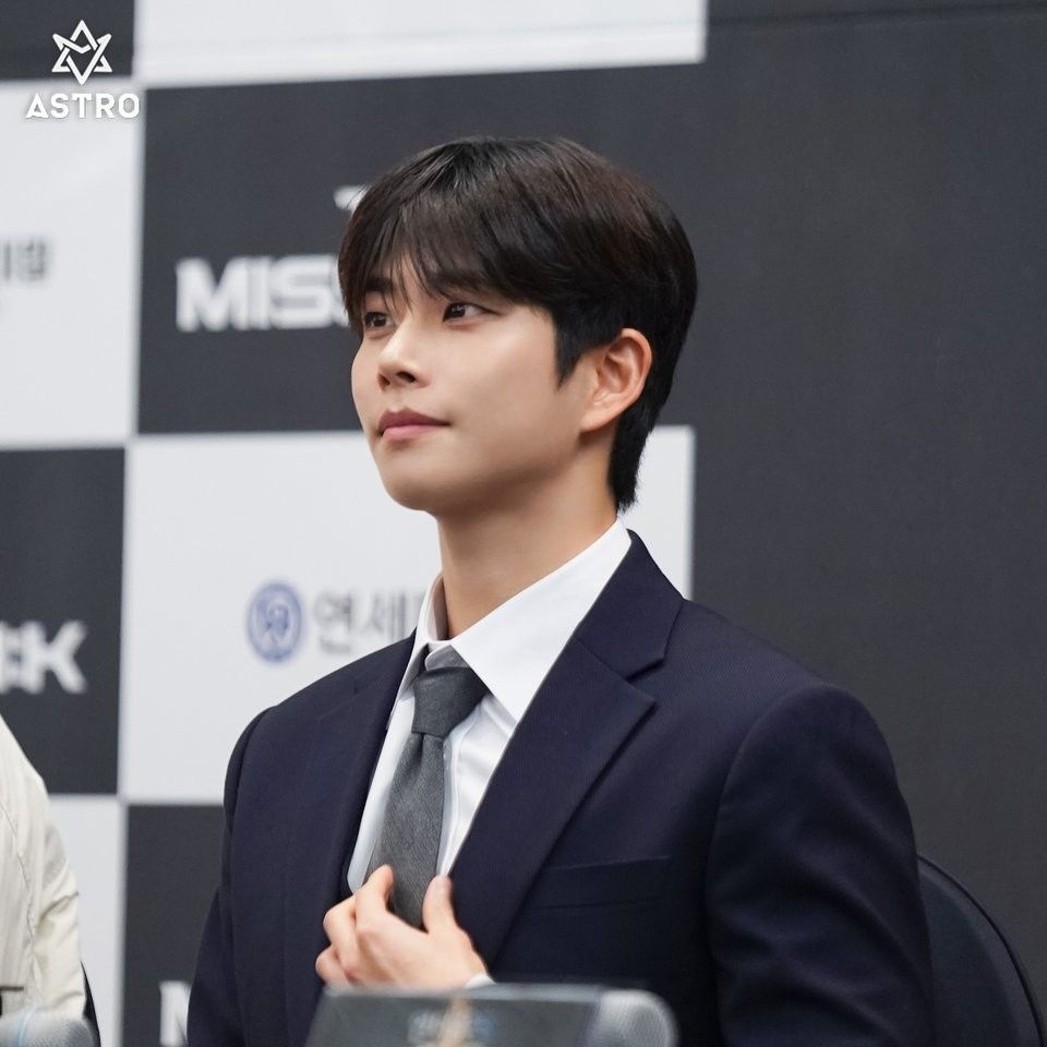 A moment captured by MJ (ASTRO)'s fan