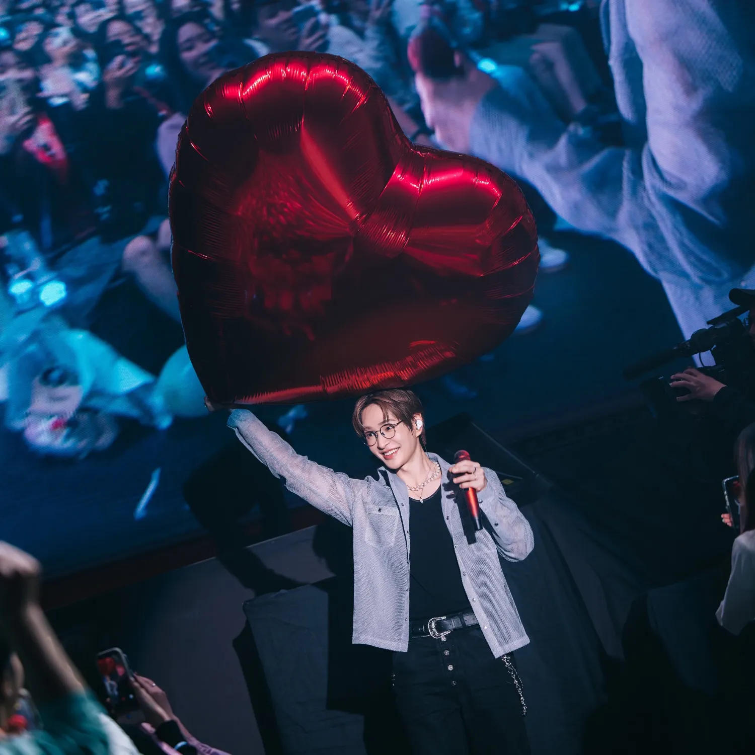 A moment captured by Onew (SHINee)'s fan