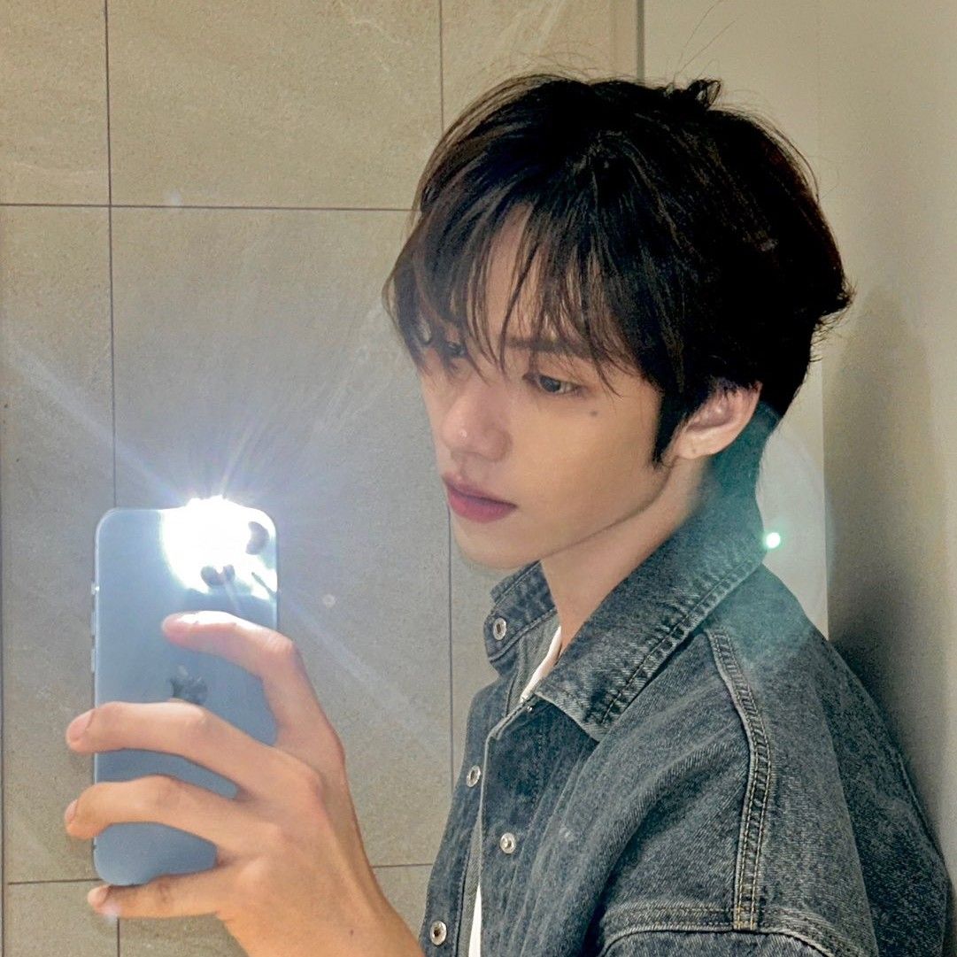 A moment captured by JL (AHOF)'s fan