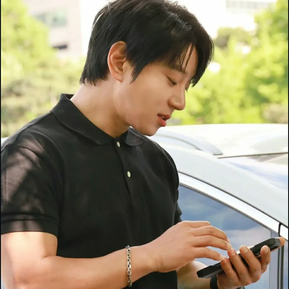 Recent activity shot of Hwang Chiyeol