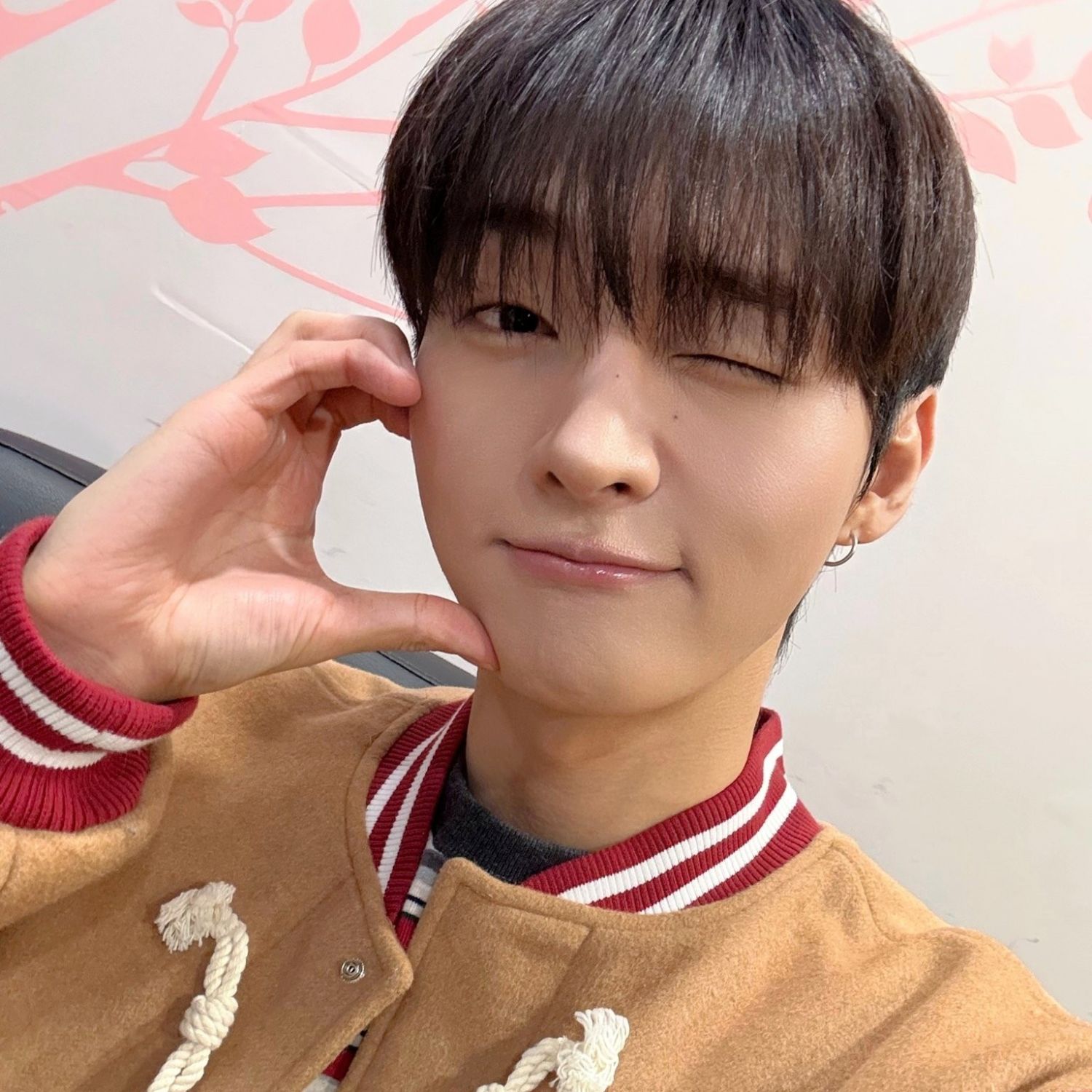 A moment captured by Yoon Jisung's fan