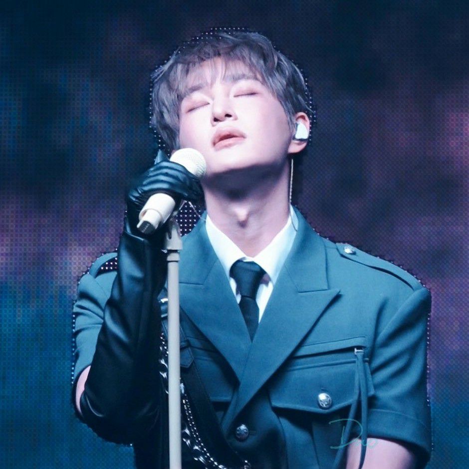 A moment captured by Onew (SHINee)'s fan