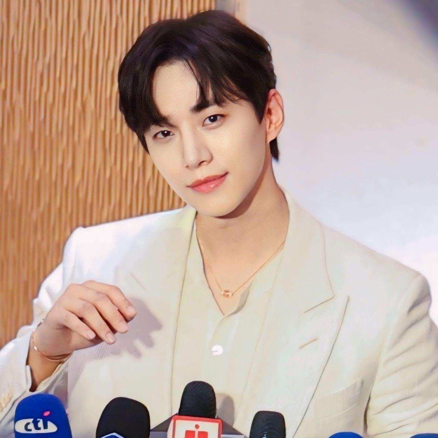 Behind-the-scenes cut of Junho (2PM)