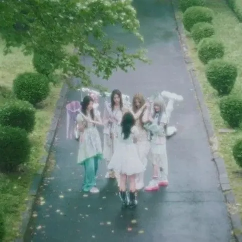 Latest photo of ILLIT