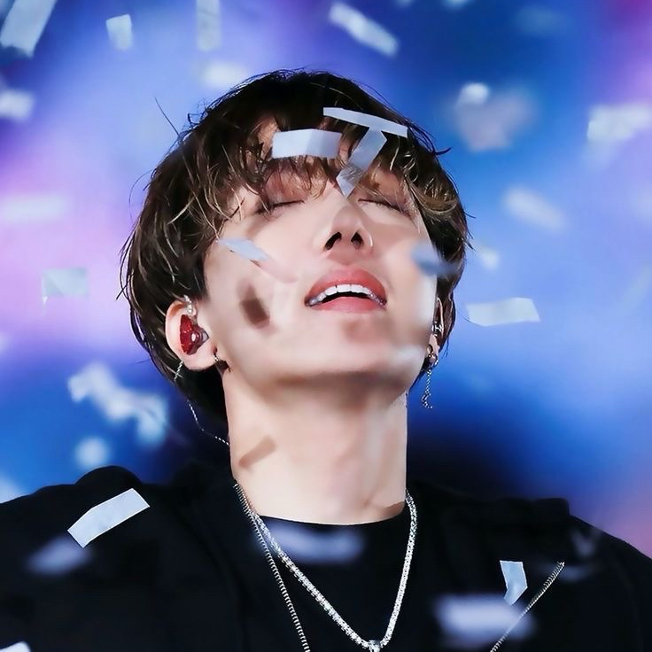 Momen yang diabadikan oleh penggemar j-hope (BTS)