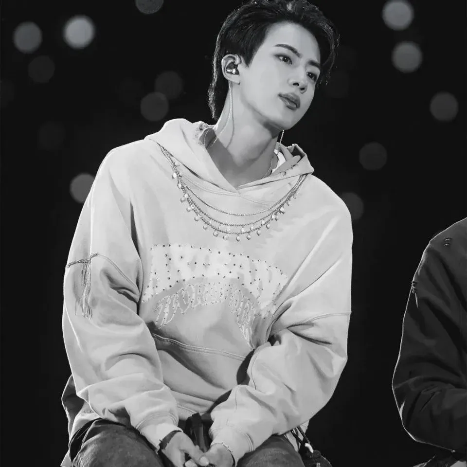 Momen yang diabadikan oleh penggemar Jin (BTS)