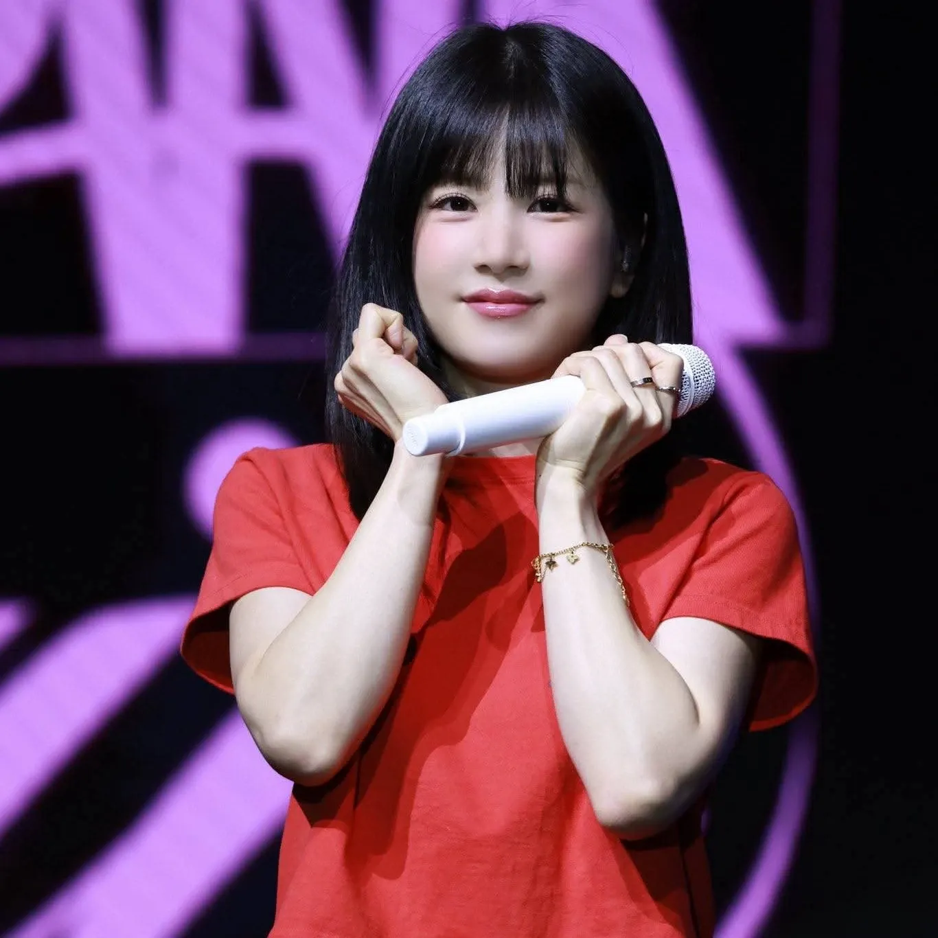 Behind-the-scenes cut of Park Chorong (Apink)