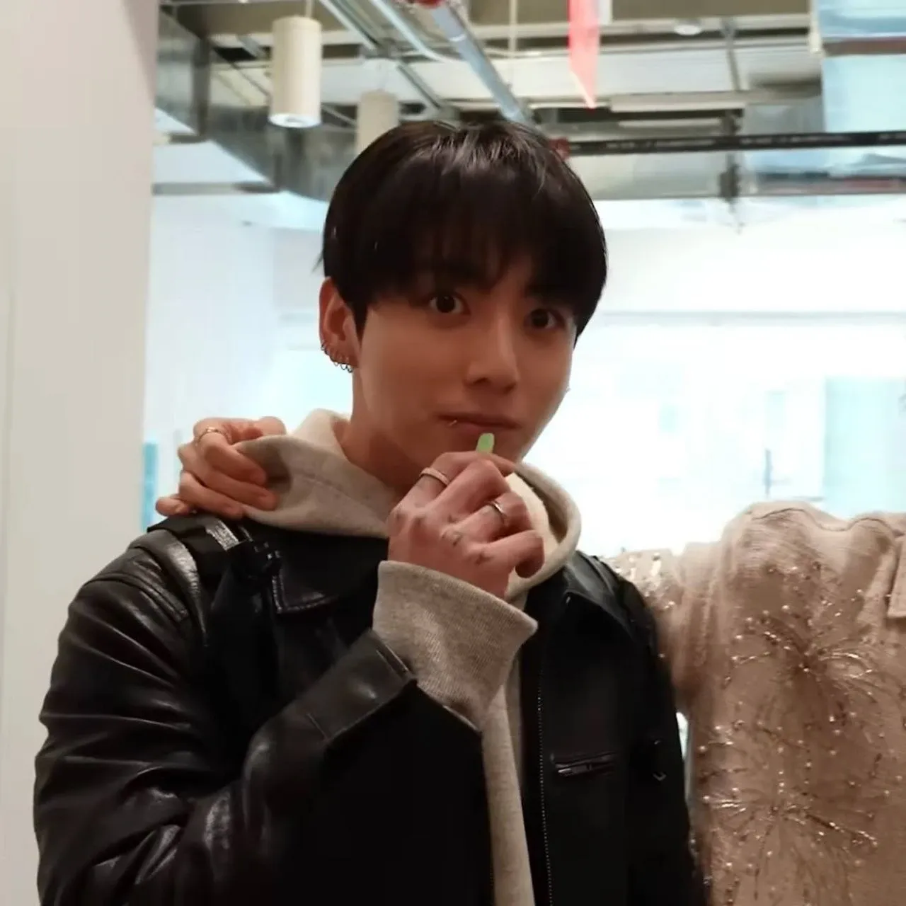 Foto aktivitas terbaru Jungkook (BTS)
