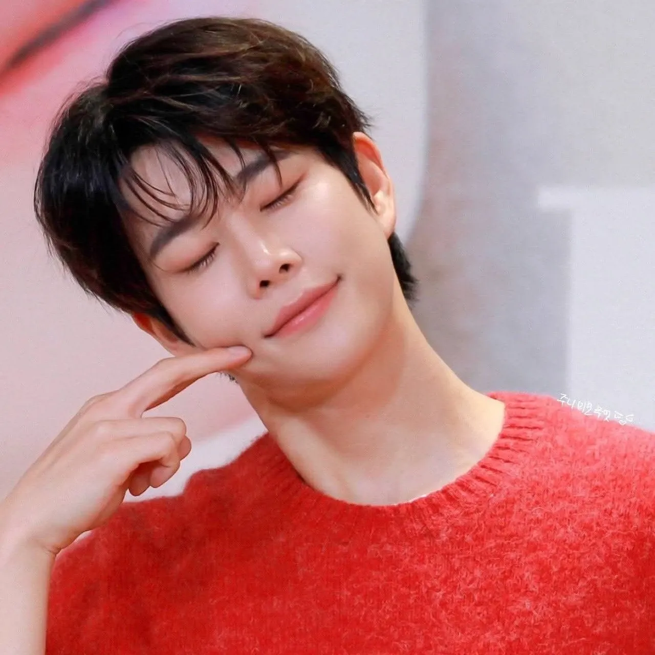 Latest photo of Jinjin (ASTRO)