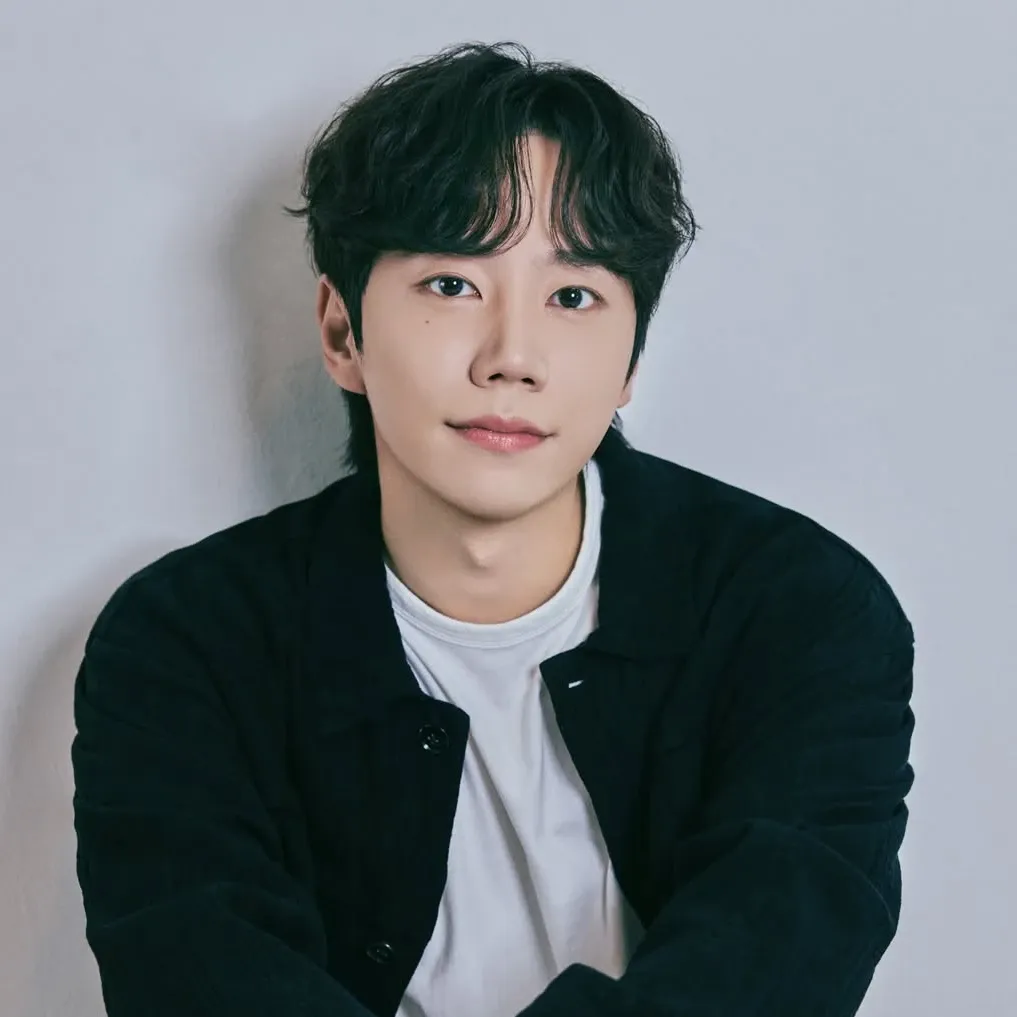 Behind-the-scenes cut of Lee Junyoung