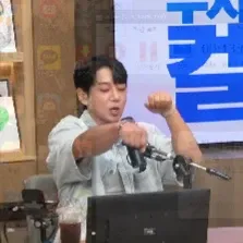 A moment captured by Hwang Chiyeol's fan